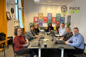 Grupa ludzi, partnerów projektu siedzących przy stole w trakcie spotkania